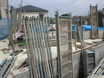 基礎の周りに足場材を段取ります。