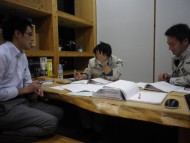 左から設計の徹さん、大工の箭内さん、監督の原野さん。