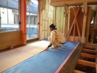 いつでもジェントルマンな大山さんの背中。