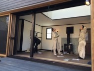 吹抜けを見上げる原野さんと箭内さん。